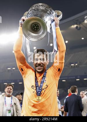 ISTANBUL – Torwart des Manchester City FC Stefan Ortega mit der Trophäe der UEFA Champions League, Coupe des Clubs Champions Europer während des UEFA Champions League-Finales zwischen dem Manchester City FC und dem FC Inter Mailand im Atatürk Olympiastadion am 10. Juni 2023 in Istanbul, Türkei. AP | niederländische Höhe | MAURICE AUS STEIN Stockfoto