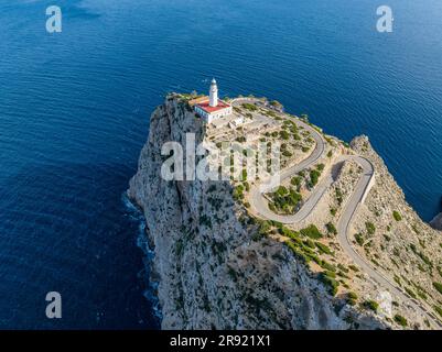 Gewundene Straße führt zum Leuchtturm auf der Klippe Cabo Formentor inmitten des Meeres Stockfoto