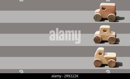 Hölzerne Autos in Reihen Stockfoto