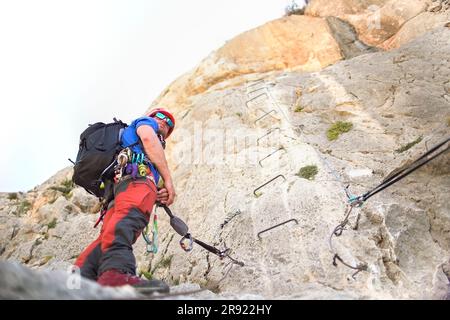 Bergsteiger in der Nähe von Felsen Stockfoto