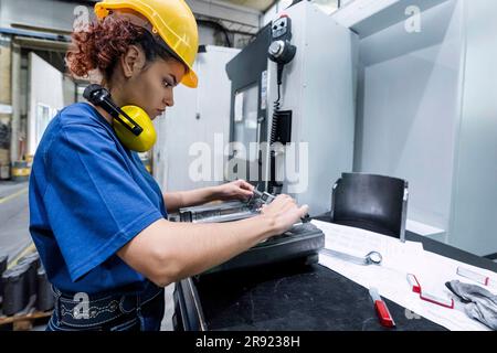 Wartungstechniker in einer modernen Fabrik Stockfoto