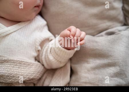 Die Hand eines kleinen Mädchens, das zu Hause im Bett schläft Stockfoto
