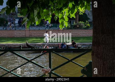 Eskisehir, Türkei- 06-23-2023: Personen, die eine Stadtbesichtigung mit der Gondel auf dem Fluss Porsuk machen. Stockfoto