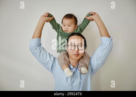Vater mit Tochter auf Schultern Stockfoto