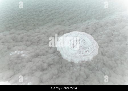 Salzformationen im Toten Meer Stockfoto