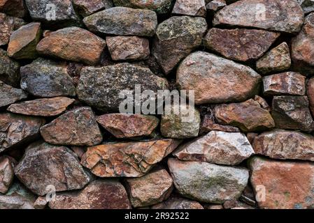 Hintergrund, Muster. Vollbildaufnahme einer nassen Steinwand. Stockfoto