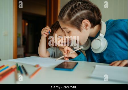 Glücklicher Bruder, der Spaß hat, zu Hause Kunst zu machen Stockfoto