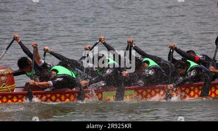 Pokhara, Gandaki, Nepal: Am 23. Juni 2023 treten Teilnehmer beim „Nepal-China Friendship Dragon Boat Race Festival“ am Phewa Lake in Pokhara, Nepal, am 23. Juni 2023 an. Das Nepal-China Friendship Dragon Boat Race Festival beginnt in der Tourismusstadt Pokhara in Nepal, wo erstmals ein solches Ereignis in Südasien stattfindet. Das Festival wird gemeinsam vom Nepal Tourism Board, der chinesischen Botschaft in Nepal und Pokhara Metropolitan City organisiert, wobei der Pokhara Tourism Council (PTC) und der Nepal-China Overseas Association als Mitorganisatoren fungieren. Kredit: ZUMA Press, Inc./Alamy Live News Stockfoto