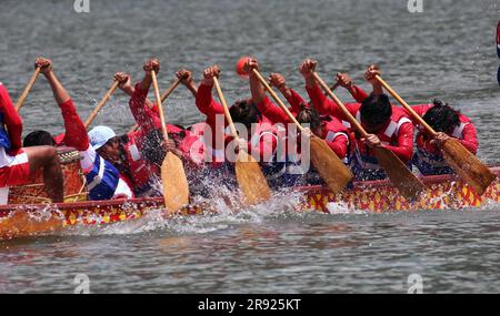 Pokhara, Gandaki, Nepal: Am 23. Juni 2023 treten Teilnehmer beim „Nepal-China Friendship Dragon Boat Race Festival“ am Phewa Lake in Pokhara, Nepal, am 23. Juni 2023 an. Das Nepal-China Friendship Dragon Boat Race Festival beginnt in der Tourismusstadt Pokhara in Nepal, wo erstmals ein solches Ereignis in Südasien stattfindet. Das Festival wird gemeinsam vom Nepal Tourism Board, der chinesischen Botschaft in Nepal und Pokhara Metropolitan City organisiert, wobei der Pokhara Tourism Council (PTC) und der Nepal-China Overseas Association als Mitorganisatoren fungieren. Kredit: ZUMA Press, Inc./Alamy Live News Stockfoto