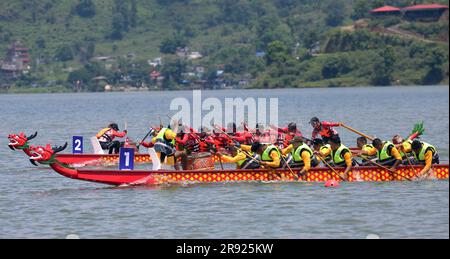 Pokhara, Gandaki, Nepal: Am 23. Juni 2023 treten Teilnehmer beim „Nepal-China Friendship Dragon Boat Race Festival“ am Phewa Lake in Pokhara, Nepal, am 23. Juni 2023 an. Das Nepal-China Friendship Dragon Boat Race Festival beginnt in der Tourismusstadt Pokhara in Nepal, wo erstmals ein solches Ereignis in Südasien stattfindet. Das Festival wird gemeinsam vom Nepal Tourism Board, der chinesischen Botschaft in Nepal und Pokhara Metropolitan City organisiert, wobei der Pokhara Tourism Council (PTC) und der Nepal-China Overseas Association als Mitorganisatoren fungieren. Kredit: ZUMA Press, Inc./Alamy Live News Stockfoto