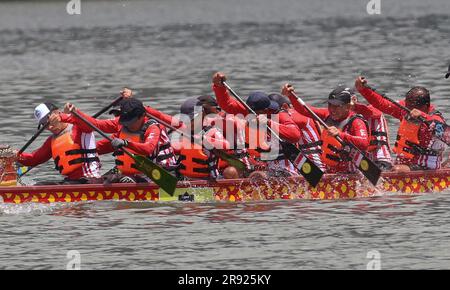 Pokhara, Gandaki, Nepal: Am 23. Juni 2023 treten Teilnehmer beim „Nepal-China Friendship Dragon Boat Race Festival“ am Phewa Lake in Pokhara, Nepal, am 23. Juni 2023 an. Das Nepal-China Friendship Dragon Boat Race Festival beginnt in der Tourismusstadt Pokhara in Nepal, wo erstmals ein solches Ereignis in Südasien stattfindet. Das Festival wird gemeinsam vom Nepal Tourism Board, der chinesischen Botschaft in Nepal und Pokhara Metropolitan City organisiert, wobei der Pokhara Tourism Council (PTC) und der Nepal-China Overseas Association als Mitorganisatoren fungieren. Kredit: ZUMA Press, Inc./Alamy Live News Stockfoto