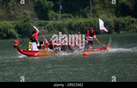 Pokhara, Gandaki, Nepal: Am 23. Juni 2023 treten Teilnehmer beim „Nepal-China Friendship Dragon Boat Race Festival“ am Phewa Lake in Pokhara, Nepal, am 23. Juni 2023 an. Das Nepal-China Friendship Dragon Boat Race Festival beginnt in der Tourismusstadt Pokhara in Nepal, wo erstmals ein solches Ereignis in Südasien stattfindet. Das Festival wird gemeinsam vom Nepal Tourism Board, der chinesischen Botschaft in Nepal und Pokhara Metropolitan City organisiert, wobei der Pokhara Tourism Council (PTC) und der Nepal-China Overseas Association als Mitorganisatoren fungieren. Kredit: ZUMA Press, Inc./Alamy Live News Stockfoto