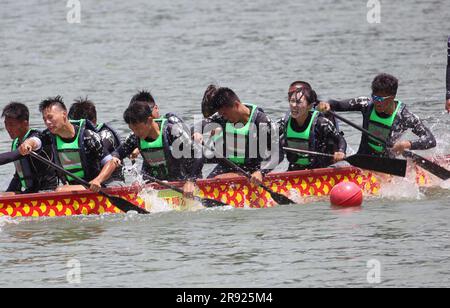 Pokhara, Gandaki, Nepal: Am 23. Juni 2023 treten Teilnehmer beim „Nepal-China Friendship Dragon Boat Race Festival“ am Phewa Lake in Pokhara, Nepal, am 23. Juni 2023 an. Das Nepal-China Friendship Dragon Boat Race Festival beginnt in der Tourismusstadt Pokhara in Nepal, wo erstmals ein solches Ereignis in Südasien stattfindet. Das Festival wird gemeinsam vom Nepal Tourism Board, der chinesischen Botschaft in Nepal und Pokhara Metropolitan City organisiert, wobei der Pokhara Tourism Council (PTC) und der Nepal-China Overseas Association als Mitorganisatoren fungieren. Kredit: ZUMA Press, Inc./Alamy Live News Stockfoto