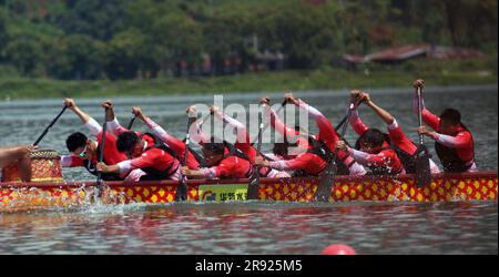 Pokhara, Gandaki, Nepal: Am 23. Juni 2023 treten Teilnehmer beim „Nepal-China Friendship Dragon Boat Race Festival“ am Phewa Lake in Pokhara, Nepal, am 23. Juni 2023 an. Das Nepal-China Friendship Dragon Boat Race Festival beginnt in der Tourismusstadt Pokhara in Nepal, wo erstmals ein solches Ereignis in Südasien stattfindet. Das Festival wird gemeinsam vom Nepal Tourism Board, der chinesischen Botschaft in Nepal und Pokhara Metropolitan City organisiert, wobei der Pokhara Tourism Council (PTC) und der Nepal-China Overseas Association als Mitorganisatoren fungieren. Kredit: ZUMA Press, Inc./Alamy Live News Stockfoto