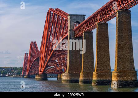 Vierte Eisenbahnbrücke auf Säulen im Meer Stockfoto