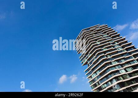 Niederlande, Nordholland, Amsterdam, modernes Apartmentgebäude am blauen Himmel Stockfoto