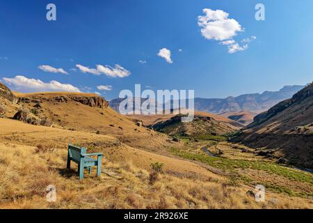 Leere Bank mit Blick auf Giant's Castle, KwaZulu-Natal, Drakensberg, Südafrika Stockfoto