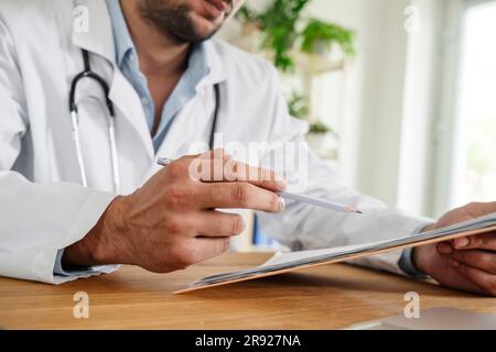 Arzt prüft Arztbericht an der Praxis in der Klinik Stockfoto