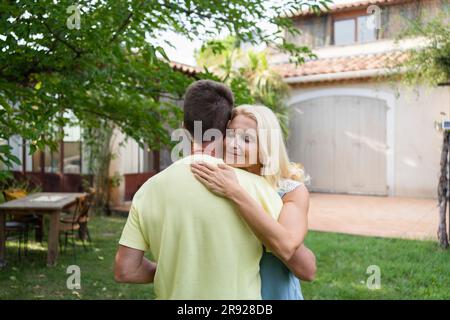 Reifes Paar, das sich im Garten umarmt Stockfoto