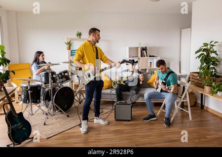 Musiker, die zu Hause mit Musikinstrumenten üben Stockfoto