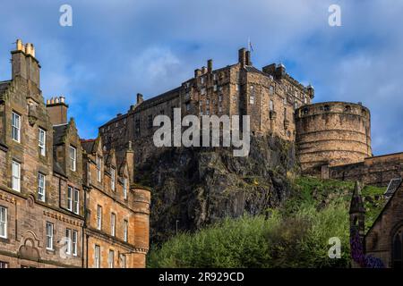 Großbritannien, Schottland, Edinburgh, Edinburgh Castle aus Sicht von Grassmarket Stockfoto