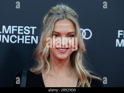 München, Deutschland. 23. Juni 2023. Lilly Krug, Schauspielerin, kommt zur Eröffnung des Münchner Filmfestivals im Gasteig HP8 an. Das Filmfestival wird dieses Jahr mit dem Film „die persische Version“ eröffnet und zeigt bis 01.07.2023 Filme aus der ganzen Welt. Kredit: Sven Hoppe/dpa/Alamy Live News Stockfoto