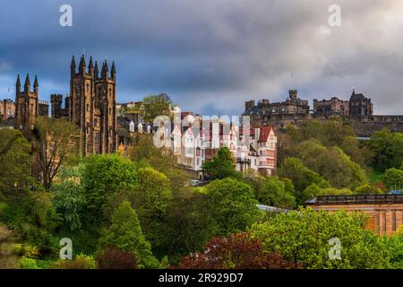 Apartments in Großbritannien, Schottland, Edinburgh, Assembly Hall und Ramsay Garden mit Edinburgh Castle im Hintergrund Stockfoto