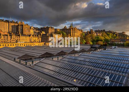 Großbritannien, Schottland, Edinburgh, Dach des Edinburgh Waverley Bahnhofs mit alten Stadthäusern im Hintergrund Stockfoto