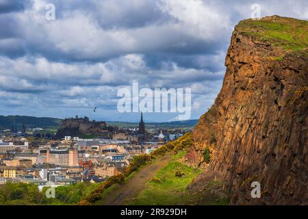 Großbritannien, Schottland, Edinburgh, Blick vom Holyrood Park mit Salisbury Crags Cliff im Vordergrund Stockfoto