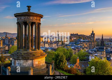 Großbritannien, Schottland, Edinburgh, Blick von Calton Hill mit Dugald Stewart Monument im Vordergrund Stockfoto