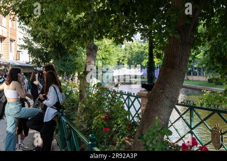 Eskisehir, Türkei- 06-23-2023: Personen, die eine Stadtbesichtigung mit der Gondel auf dem Fluss Porsuk machen. Stockfoto