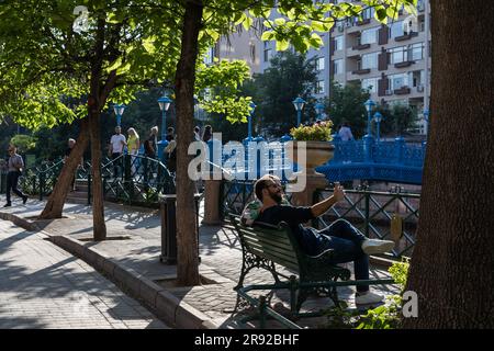 Eskisehir, Türkei- 06-23-2023: Personen, die eine Stadtbesichtigung mit der Gondel auf dem Fluss Porsuk machen. Stockfoto