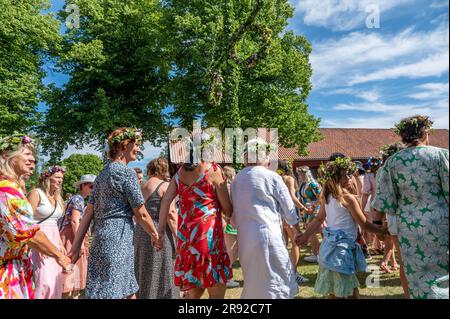 Traditionelle schwedische Sommerfeier mit Tänzen am Maimast in Söderköping am 23. Juni 2023 Stockfoto