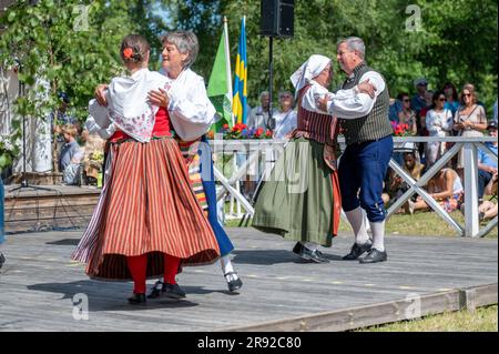 Traditionelle schwedische Sommerfeier mit Folkdance und Tanz am Maimast in Söderköping am 23. Juni 2023 Stockfoto