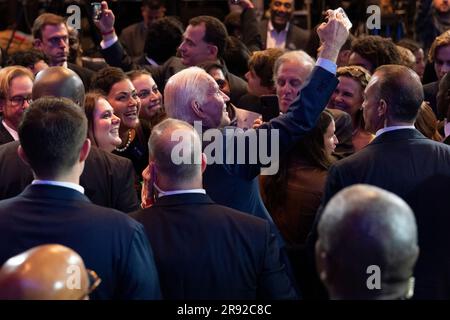 Washington, Vereinigte Staaten Von Amerika. 23. Juni 2023. US-Präsident Joe Biden macht Selfies mit Gästen auf einer politischen Veranstaltung von Pro Choice-Gruppen in Washington, DC, am 23. Juni 2023. Kredit: Chris Kleponis/Pool/Sipa USA Kredit: SIPA USA/Alamy Live News Stockfoto