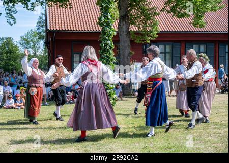 Traditionelle schwedische Sommerfeier mit Folkdance und Tanz am Maimast in Söderköping am 23. Juni 2023 Stockfoto