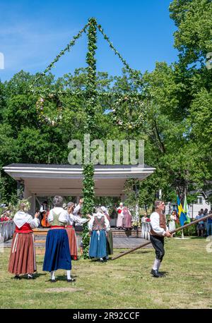 Traditionelles schwedisches Sommerfest mit Erhellung des Maipols in Söderköping am 23. Juni 2023 Stockfoto