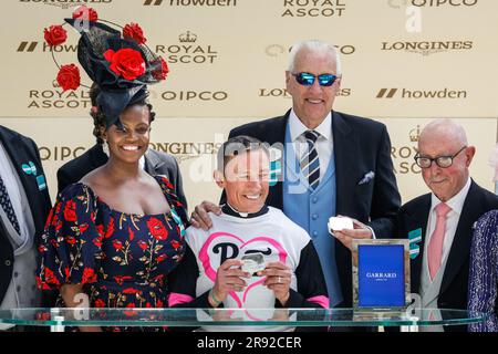 Ascot, Berkshire, Großbritannien. 23. Juni 2023. Jockey Frankie Dettori erhält zunächst seine Trophäe von der Tänzerin Oti Mabuse und feiert dann seine 80. (und 81.) Gewinner im Royal Ascot. Kredit: Imageplotter/Alamy Live News Stockfoto