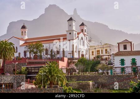 Kirche Nuestra Senora del Socorro im historischen Zentrum von Tejeda kann man Roque Nublo im hinteren Teil sehen, Kanarische Inseln, Gran Canaria, Tejeda Stockfoto