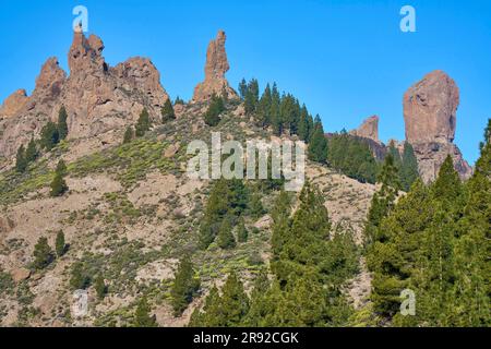 Felsformationen Roque Nublo mit El Fraile am hohen Rand der Caldera de Tejeda, Kanarische Inseln, Gran Canaria, Caldera de Tejeda Stockfoto