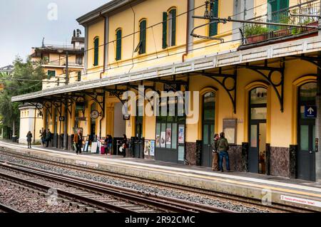 Eiserne Akzente des Bahnhofs Rapallo, italienische Rivera, Italien. Stockfoto