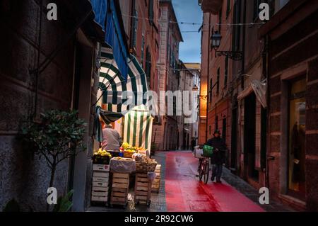 Lebensmittelhändler in Rapallo, Italien. Stockfoto