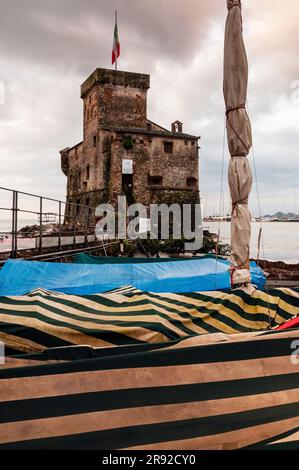 Rapallo Wachtturm Castelo Sul Mare oder Schloss am Meer, erbaut 1550, um das Dorf vor Piraten zu schützen, Norditalien. Stockfoto