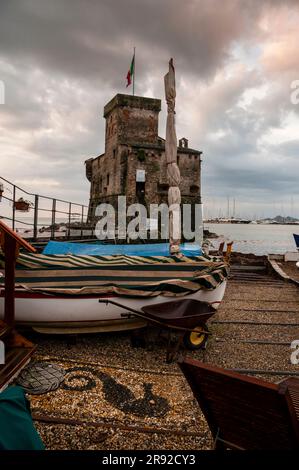 Rapallo Wachtturm Castelo Sul Mare oder Schloss am Meer, erbaut 1550, um das Dorf vor Piraten zu schützen, Norditalien. Stockfoto