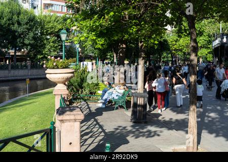 Eskisehir, Türkei- 06-23-2023: Personen, die eine Stadtbesichtigung mit der Gondel auf dem Fluss Porsuk machen. Stockfoto