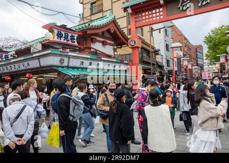 Asakusa-Viertel Tokio, Nakimese-Straßenläden und Menschen, die zum Sensoji-Tempel führen, dem ältesten Tempel in Tokio, Japan, Asien, 2023 Stockfoto