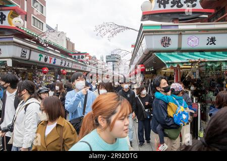 Asakusa-Viertel Tokio, Nakimese-Straßenläden und Menschen, die zum Sensoji-Tempel führen, dem ältesten Tempel in Tokio, Japan, Asien, 2023 Stockfoto