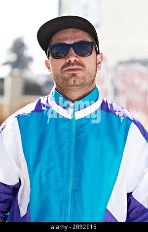 Mann, Mode und Gesicht mit Sonnenbrille in einer Stadt, Chill und Einstellung, jung und stilvoll auf verschwommenem Hintergrund. Trendy, Brille und Männchen Stockfoto