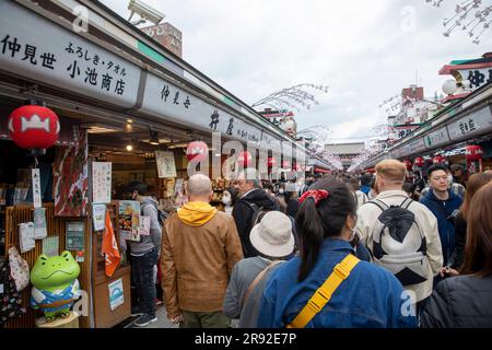 Asakusa-Viertel Tokio, Nakimese-Straßenläden und Menschen, die zum Sensoji-Tempel führen, dem ältesten Tempel in Tokio, Japan, Asien, 2023 Stockfoto