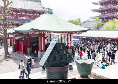 Senso-Ji-Tempel Tokio ältester Tempel im Asakusa-Viertel, 2023, Besucher und Touristen laufen auf dem Tempelgelände, Japan, Asien Stockfoto